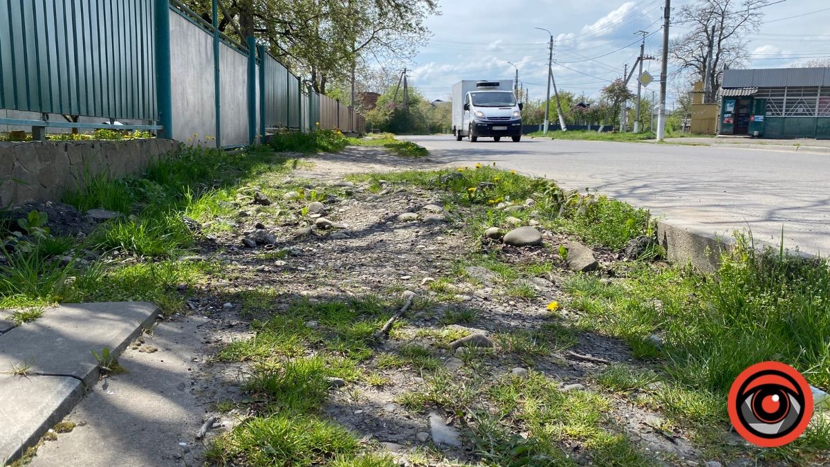 Проблемна ділянка: мешканці вулиці Старицького просять відремонтувати шмат тротуару 4