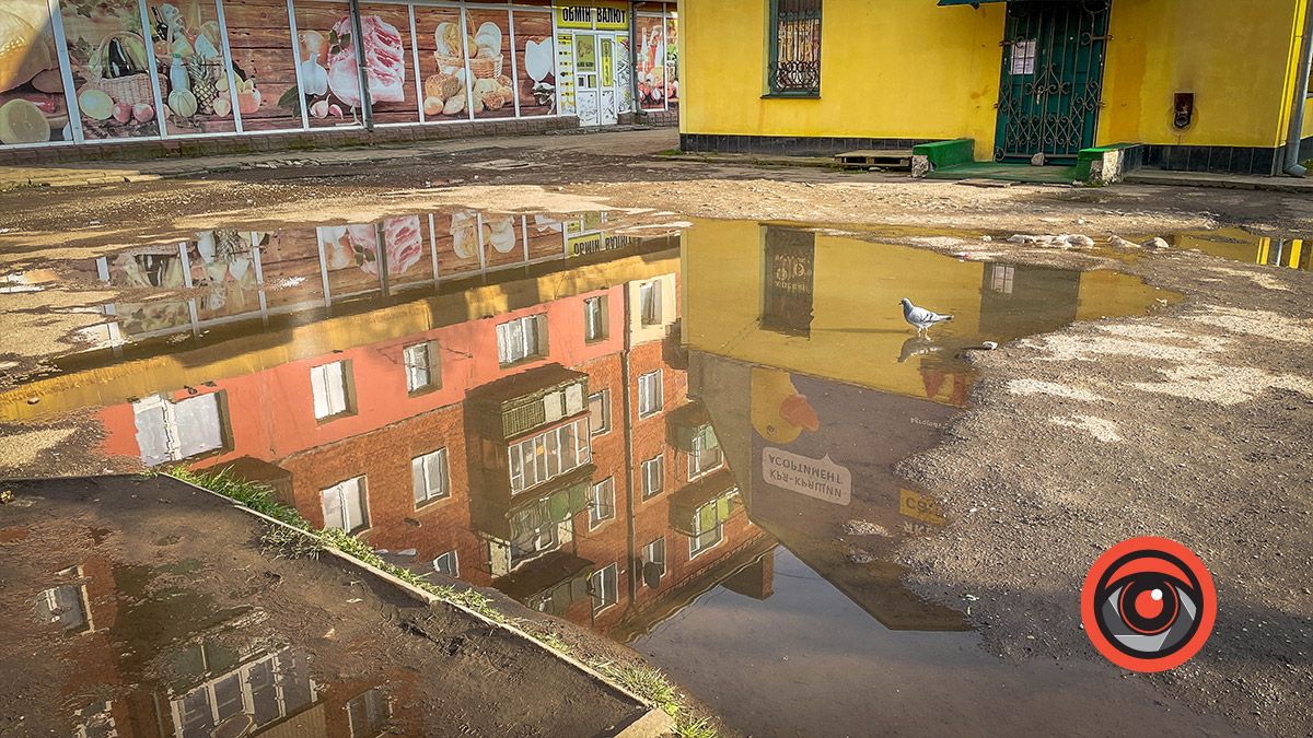 Чітке віддзеркалення неба: пішохідна зона вул. Бандери в очікуванні дива 4