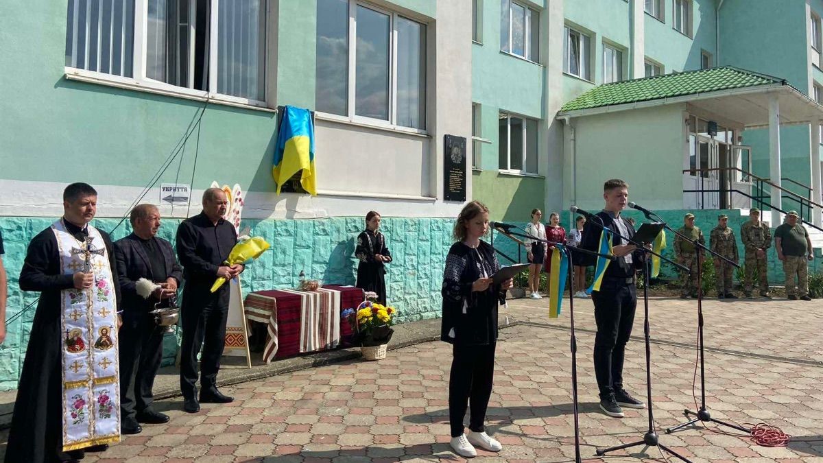 У Верховині відкрили меморіальну дошку Герою Дмитру Черкалюку 1