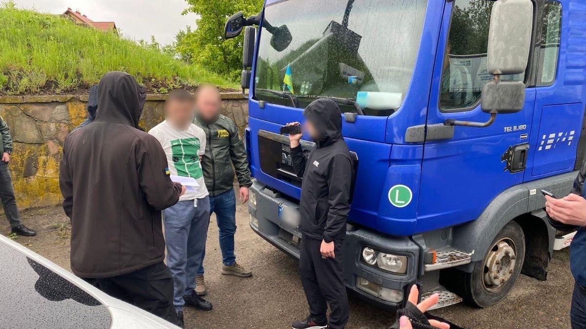 Прикарпатець хотів дати 1000 $ хабаря, аби прикордонники випустили двох військовозобовʼязаних 1
