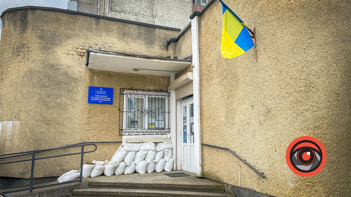 У амбулаторії на Леонтовича ліквідовують наслідки протікання даху