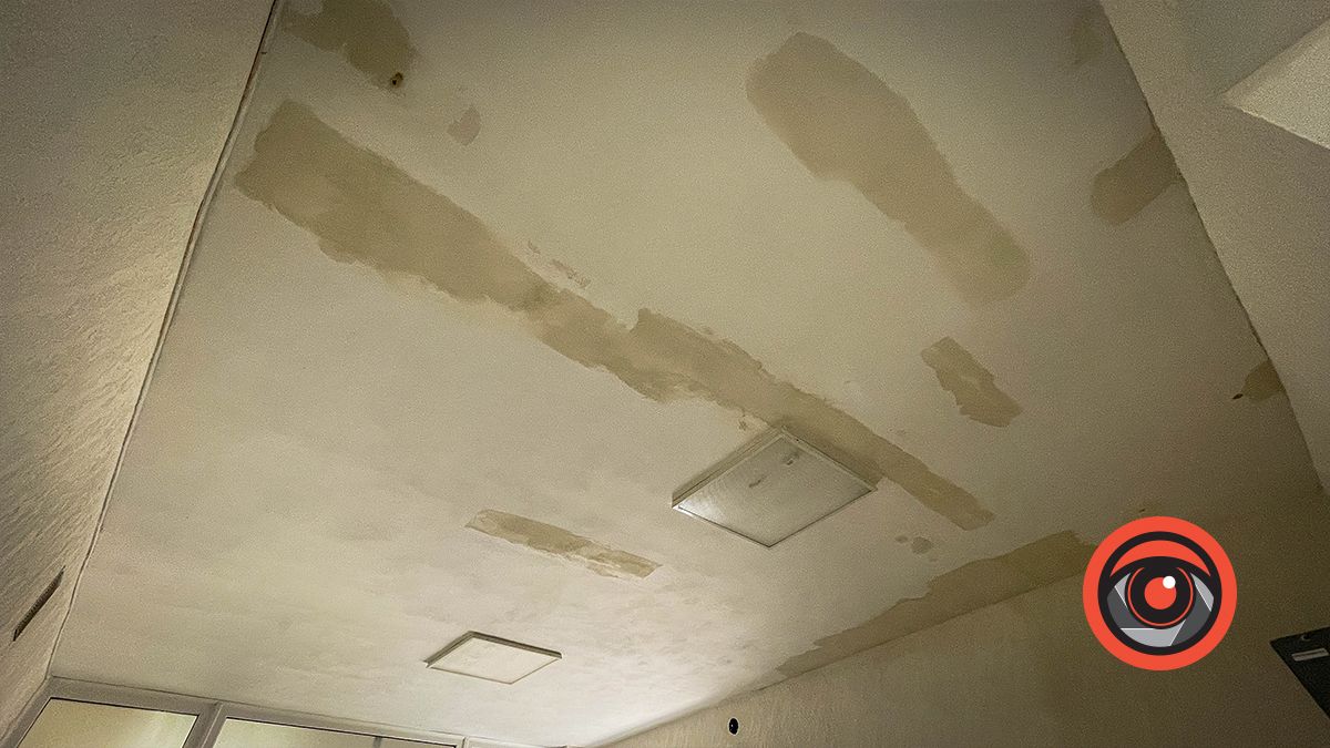 У амбулаторії на Леонтовича ліквідовують наслідки протікання даху 6