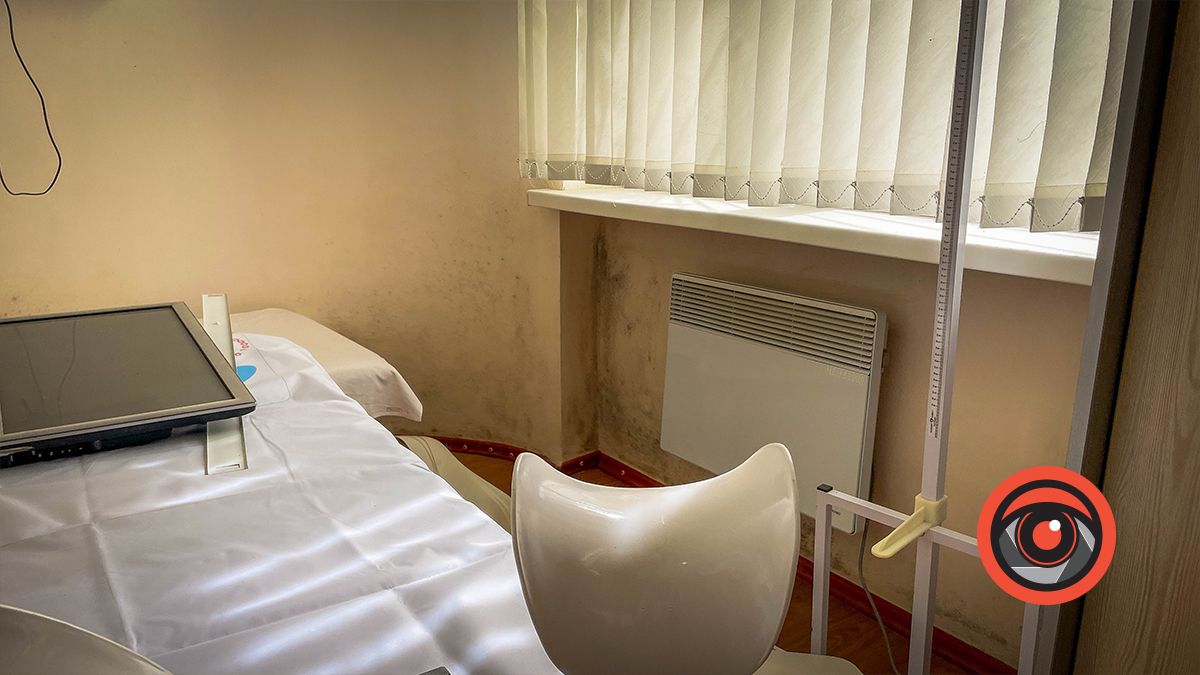 У амбулаторії на Леонтовича ліквідовують наслідки протікання даху 8