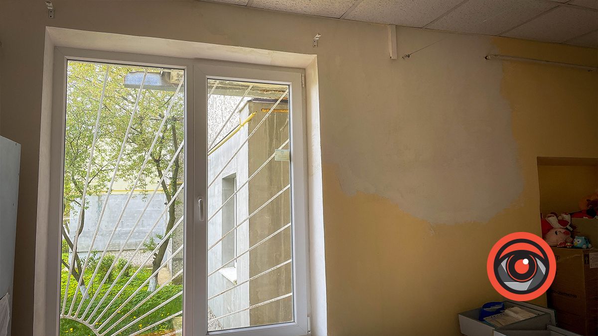 У амбулаторії на Леонтовича ліквідовують наслідки протікання даху 5