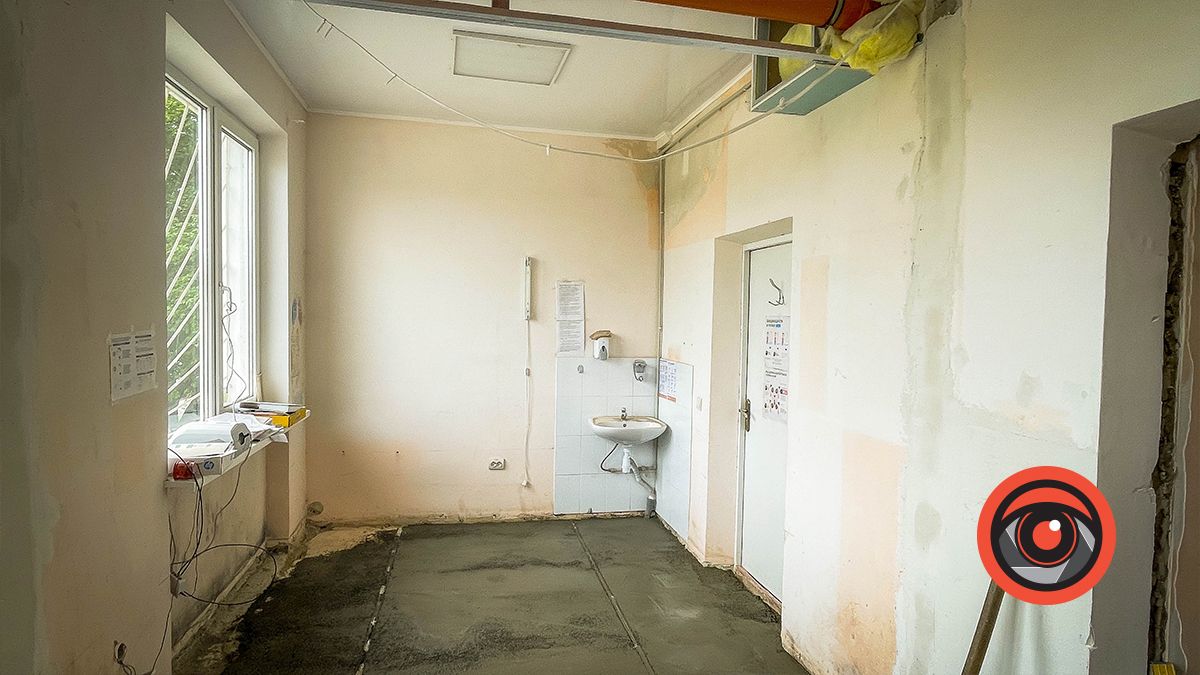 У амбулаторії на Леонтовича ліквідовують наслідки протікання даху 2