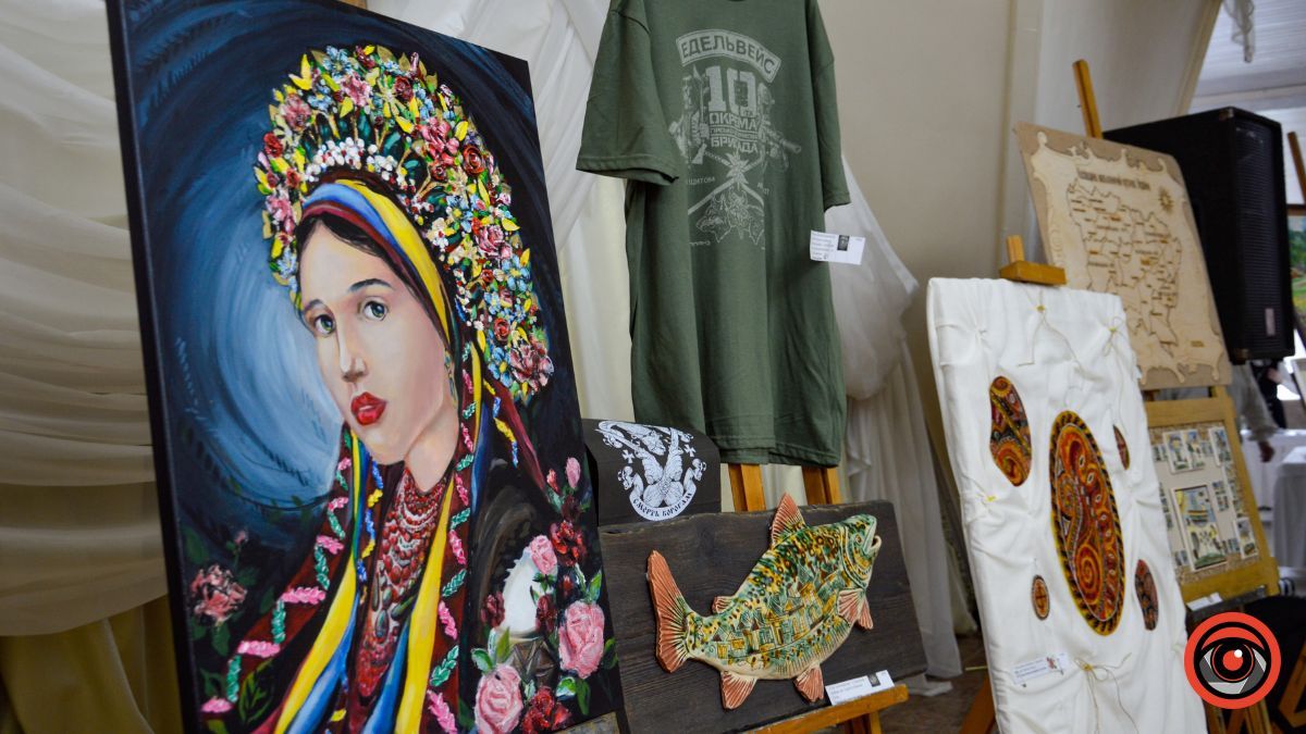 Футболка "Едельвейсів" та ікона з автографом Епіфанія зібрали майже 100 тисяч гривень на аукціоні у Косові 1