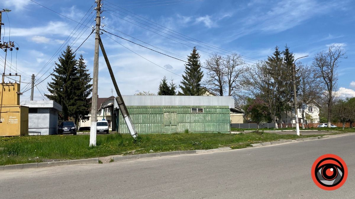 Проблемна ділянка: мешканці вулиці Старицького просять відремонтувати шмат тротуару 3