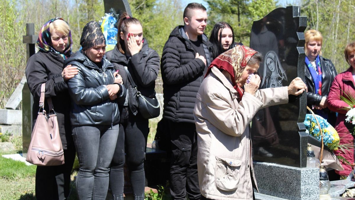 У Делятині провели в останню дорогу Героя Валерія Гончарова 9