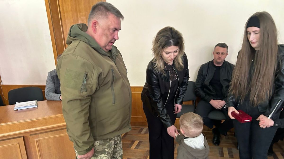 Рідним полеглого Героя з Яворова вручили орден "За мужність" посмертно 1