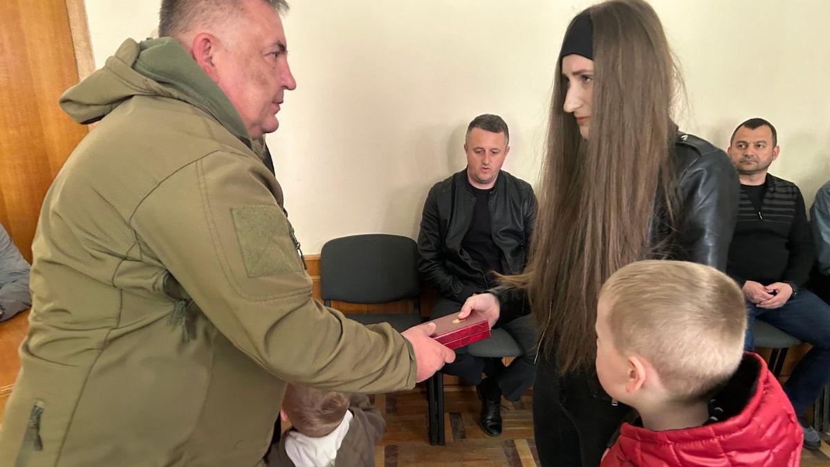 Рідним полеглого Героя з Яворова вручили орден "За мужність" посмертно 3