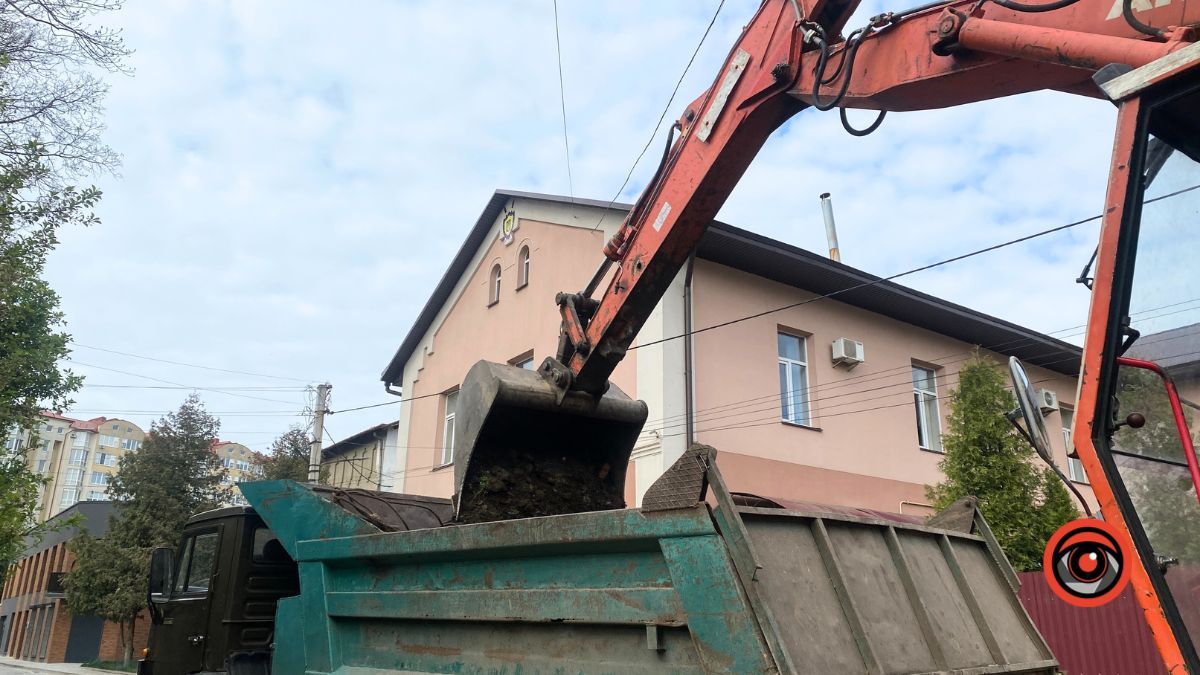 На вулиці Чайковського ремонтують тротуар 3