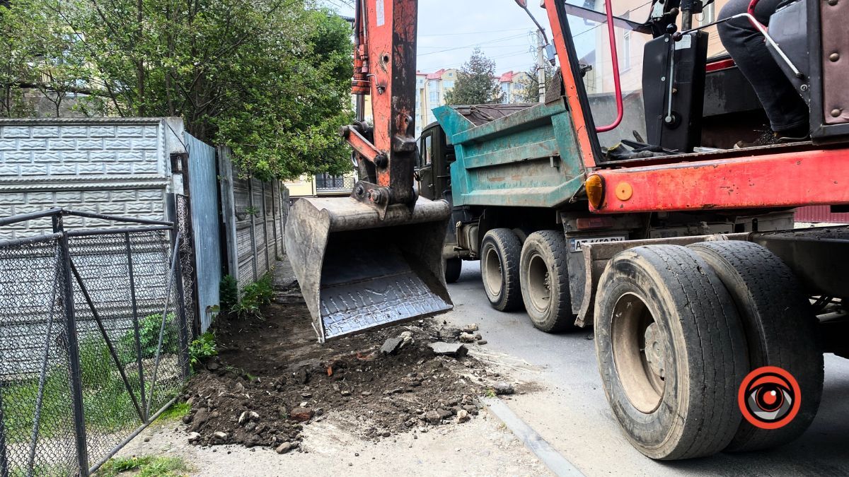 На вулиці Чайковського ремонтують тротуар 4