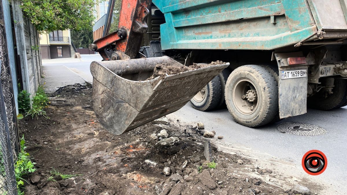 На вулиці Чайковського ремонтують тротуар