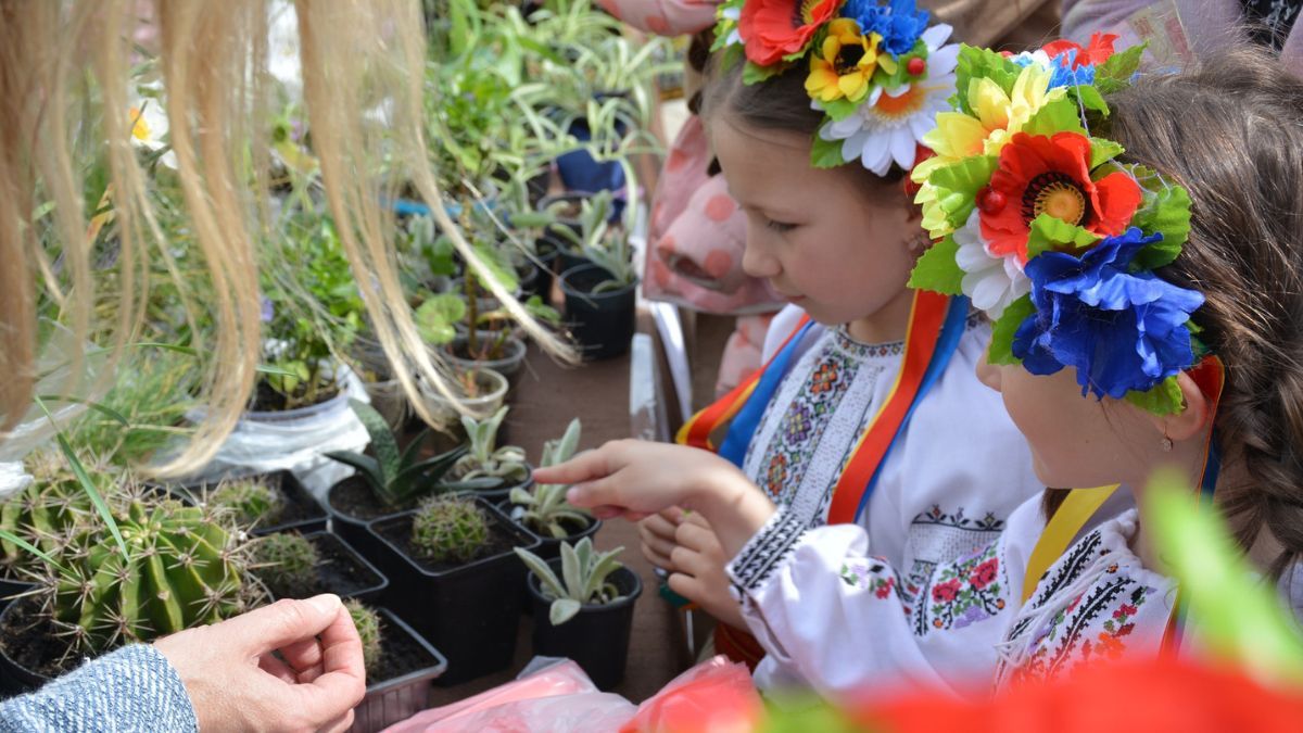 У Надвірній продавали квіти та саджанці, аби допомогти ЗСУ 1
