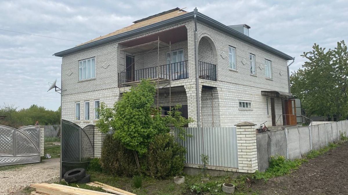 У будинку сімейного типу в Городенці замінюють крівлю будинку 1
