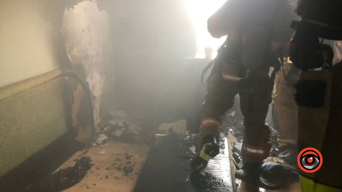 У Коломиї вогнеборці врятували двох чоловіків із задимленої квартири 4