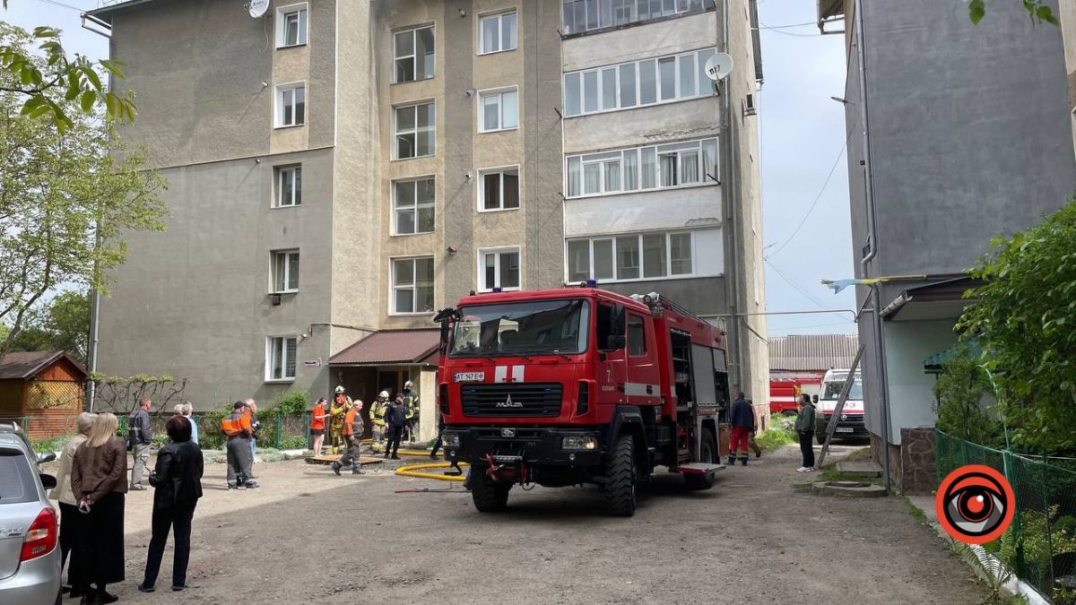 У Коломиї вогнеборці врятували двох чоловіків із задимленої квартири