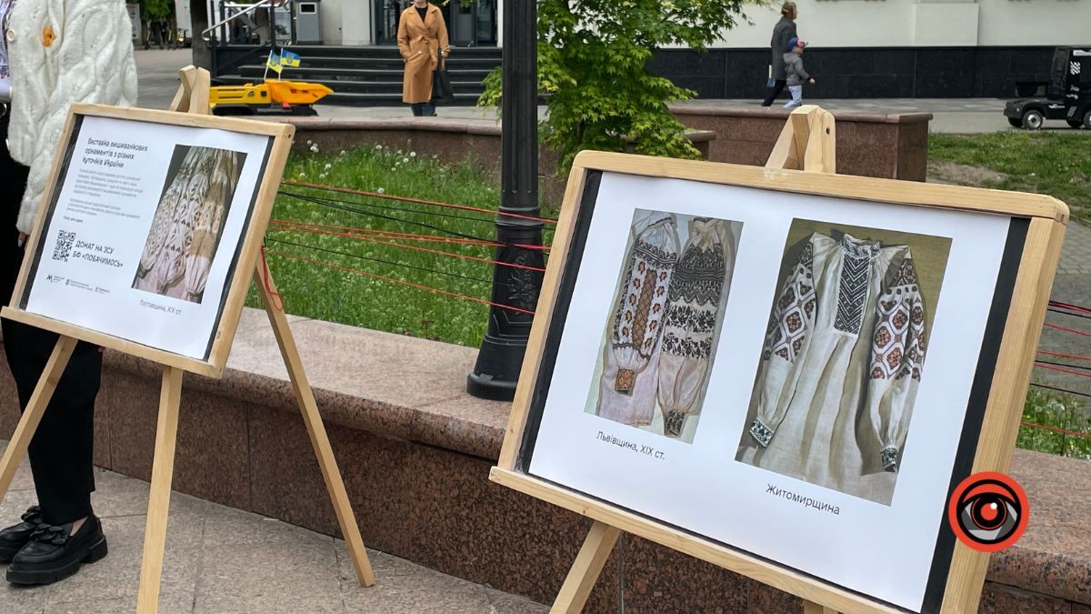 Коломияни одягнули Івана Франка у вишиванку 3
