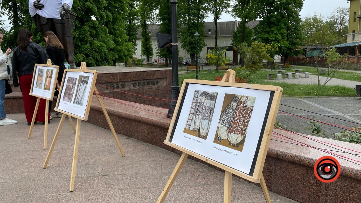 Коломияни одягнули Івана Франка у вишиванку 4