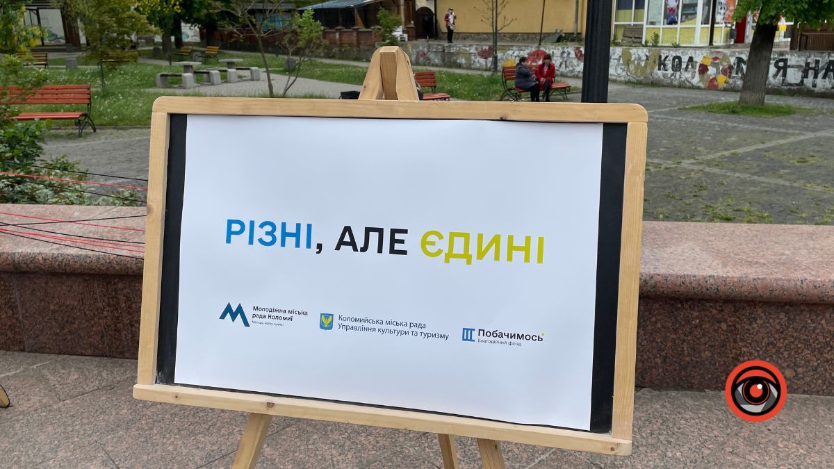 Коломияни одягнули Івана Франка у вишиванку 7