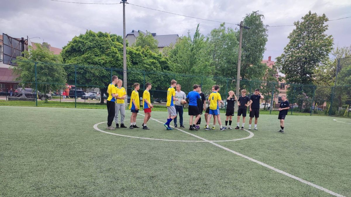 Коломийські школярі зіграли у футбол 1