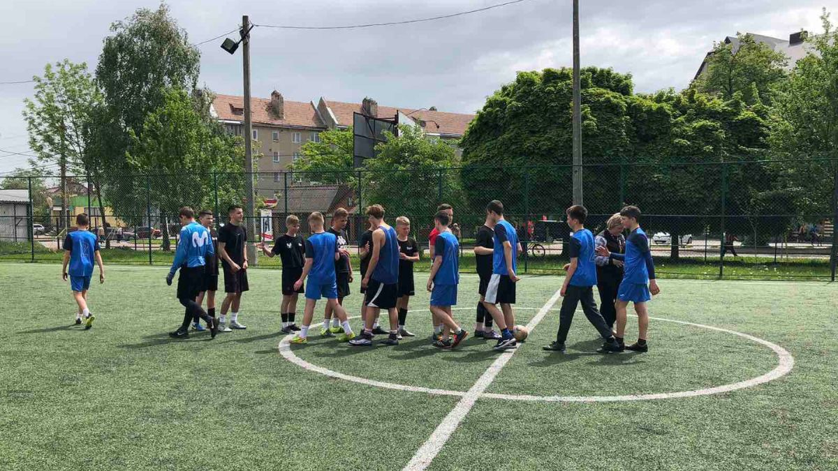 Коломийські школярі зіграли у футбол 2