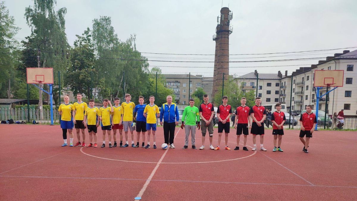 Коломийські школярі зіграли у футбол 3