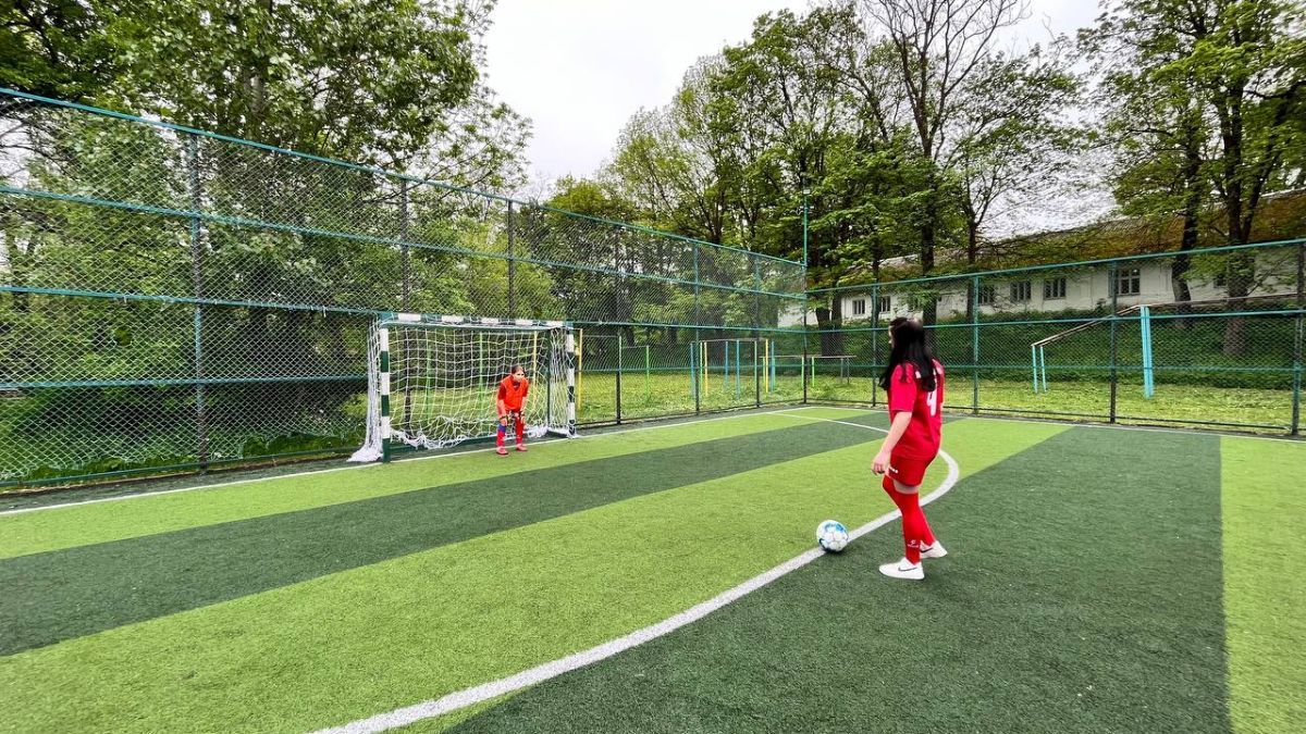 У Надвірній учениці ліцеїв зіграли у футбол 2