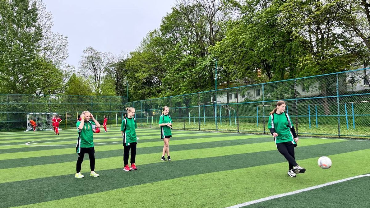 У Надвірній учениці ліцеїв зіграли у футбол 3