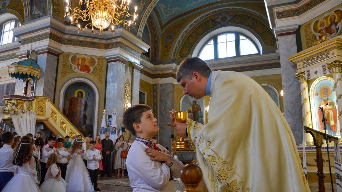 Учні 7 гімназії прийняли Перше Причастя у Михайлівському соборі 8