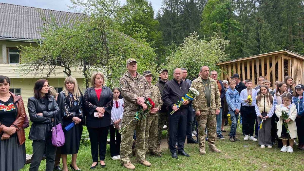 На Верховинщині відкрили меморіальну дошку Герою Юрію Карабчуку 1