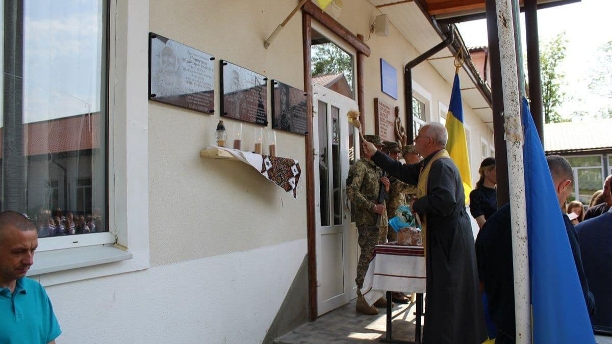 Меморіальні дошки захисникам відкрили у Делятині 3