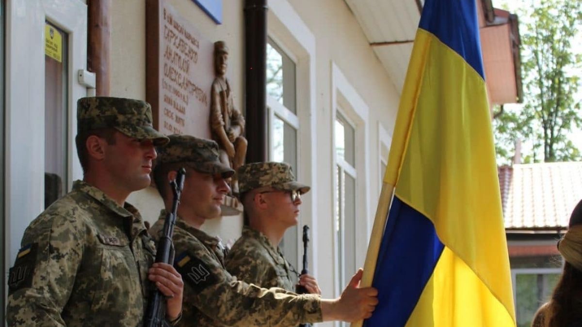Меморіальні дошки захисникам відкрили у Делятині 4