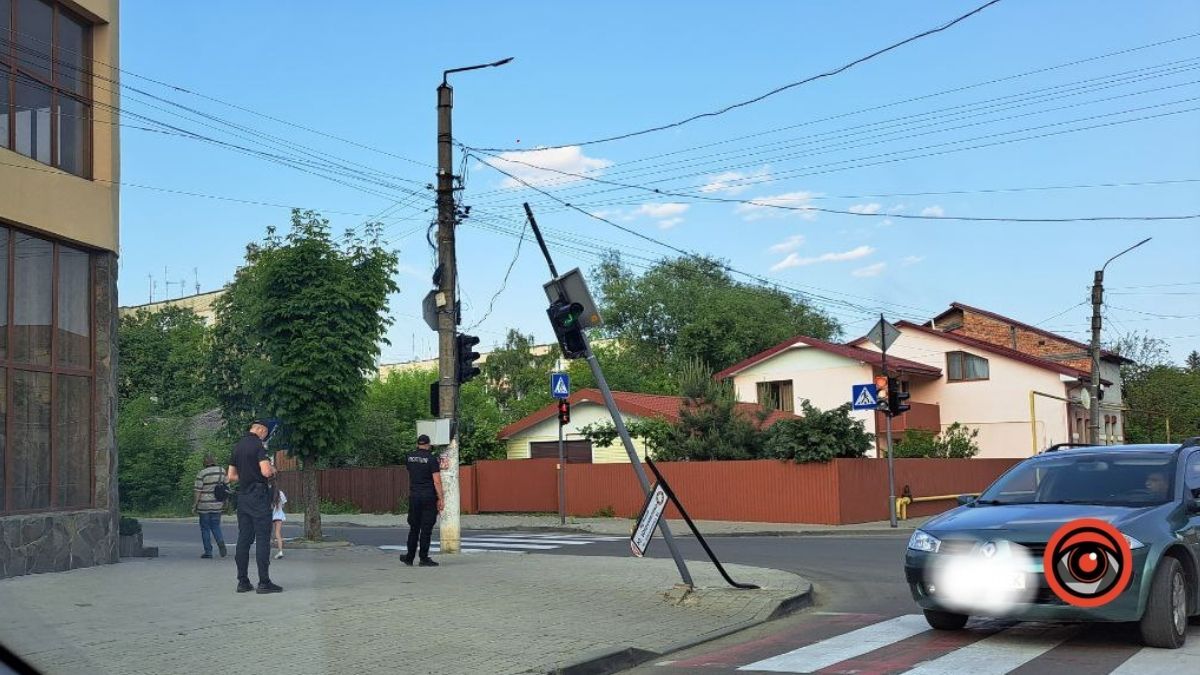 На перехресті Шкрумеляка-Чайковського знесли світлофор і вказівник 1
