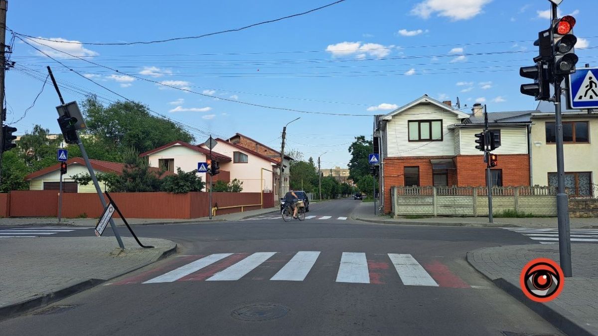 На перехресті Шкрумеляка-Чайковського знесли світлофор і вказівник