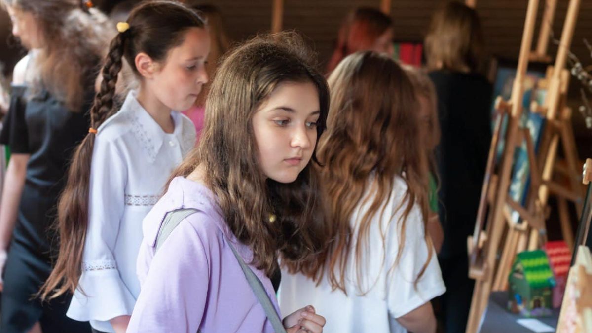 Звітну виставку "Барви сьогодення" відкрили у Коломийській художній школі 1