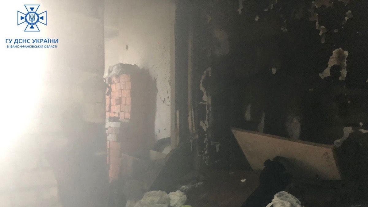 8 людей евакуювали під час пожежі у житловому будинку в Коломиї 1