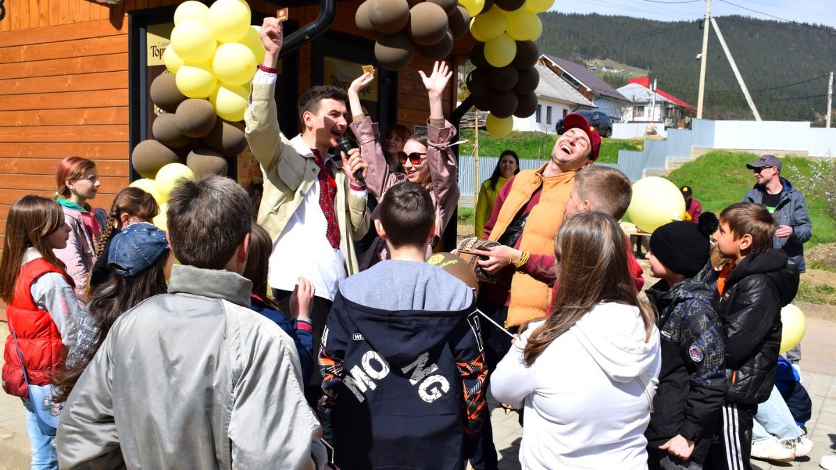 У Верховині відкрився новий сувенірний ринок 2