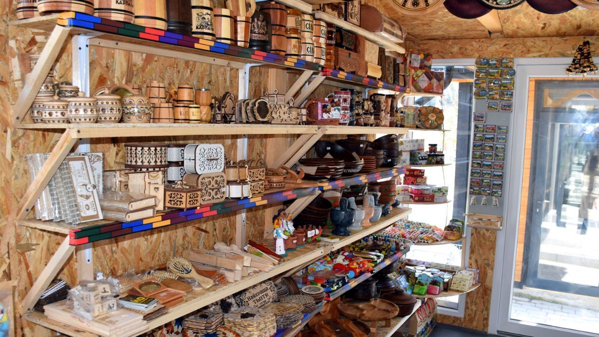 У Верховині відкрився новий сувенірний ринок 3