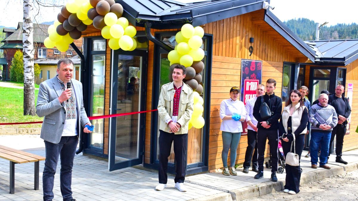 У Верховині відкрився новий сувенірний ринок 4