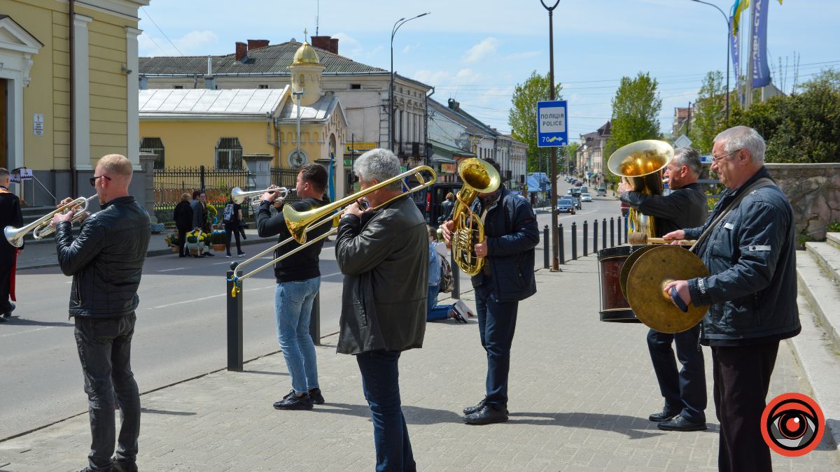 Коломия провела в останню дорогу Героя Владислава Юзюка 18