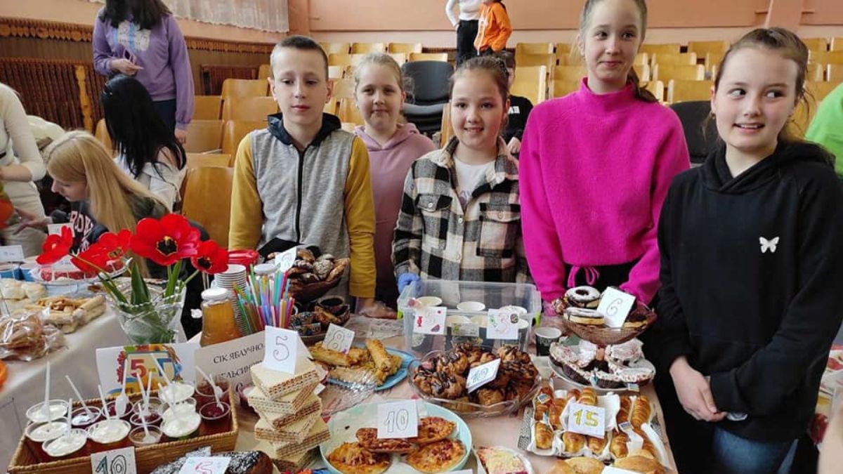 Учні Коломийського ліцею №4 організували благодійний ярмарок на підтримку ЗСУ 6