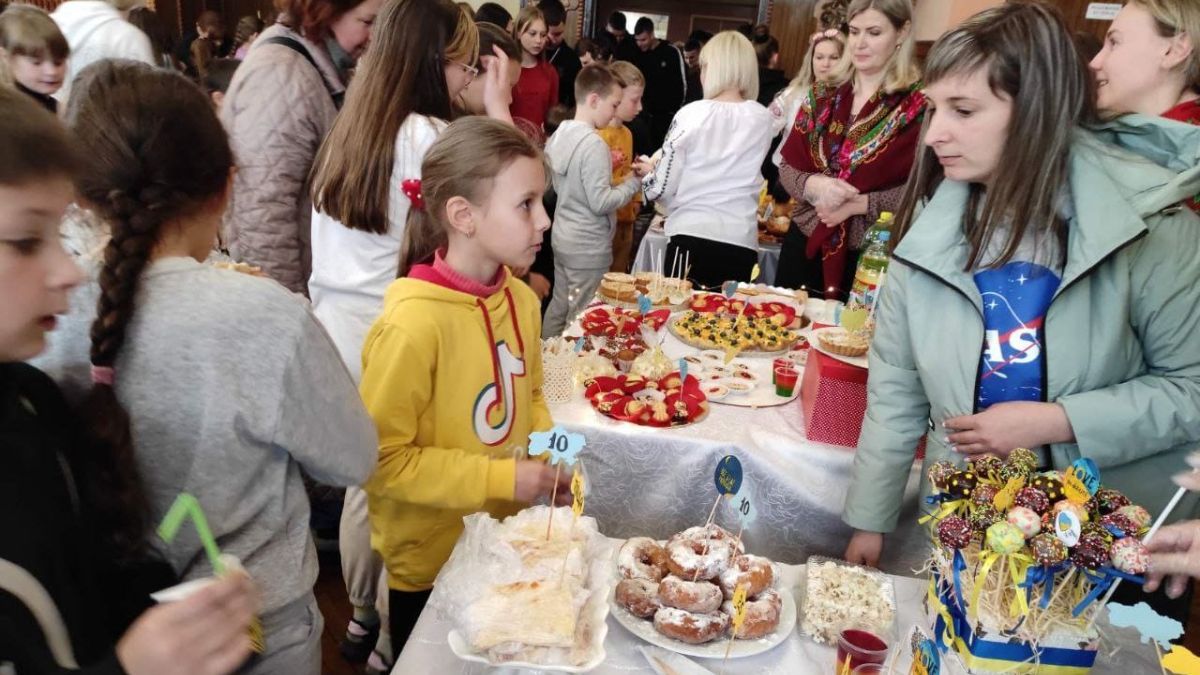 Учні Коломийського ліцею №4 організували благодійний ярмарок на підтримку ЗСУ 5