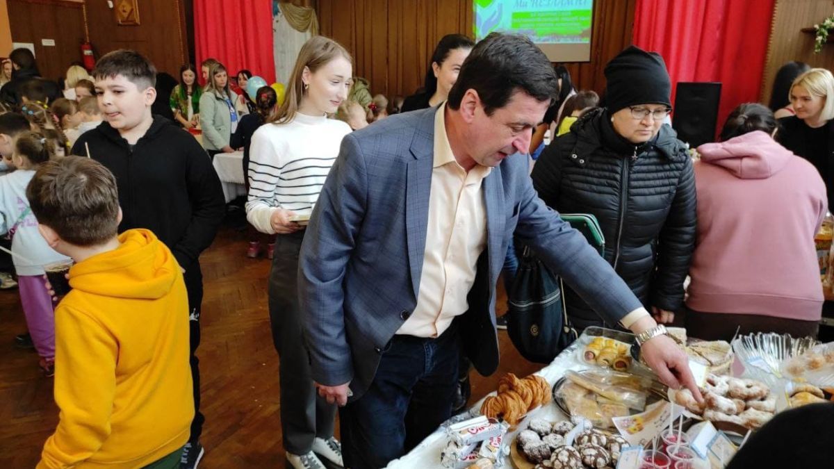 Учні Коломийського ліцею №4 організували благодійний ярмарок на підтримку ЗСУ 4