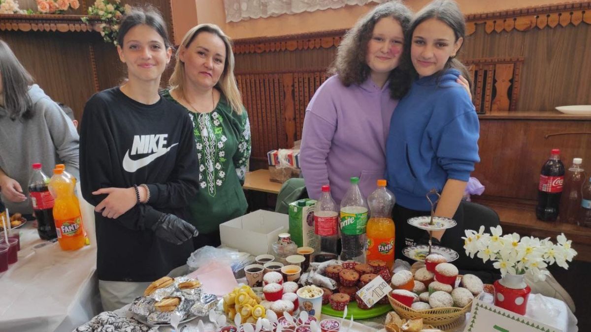 Учні Коломийського ліцею №4 організували благодійний ярмарок на підтримку ЗСУ 3