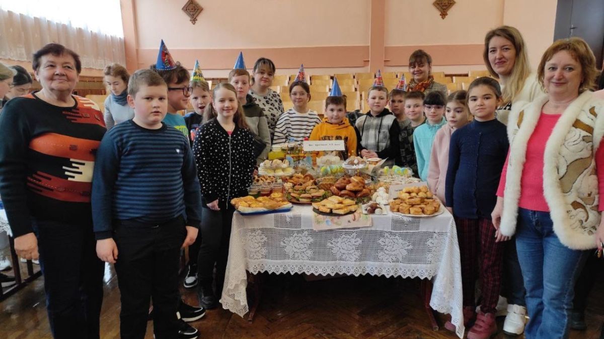 Учні Коломийського ліцею №4 організували благодійний ярмарок на підтримку ЗСУ 2