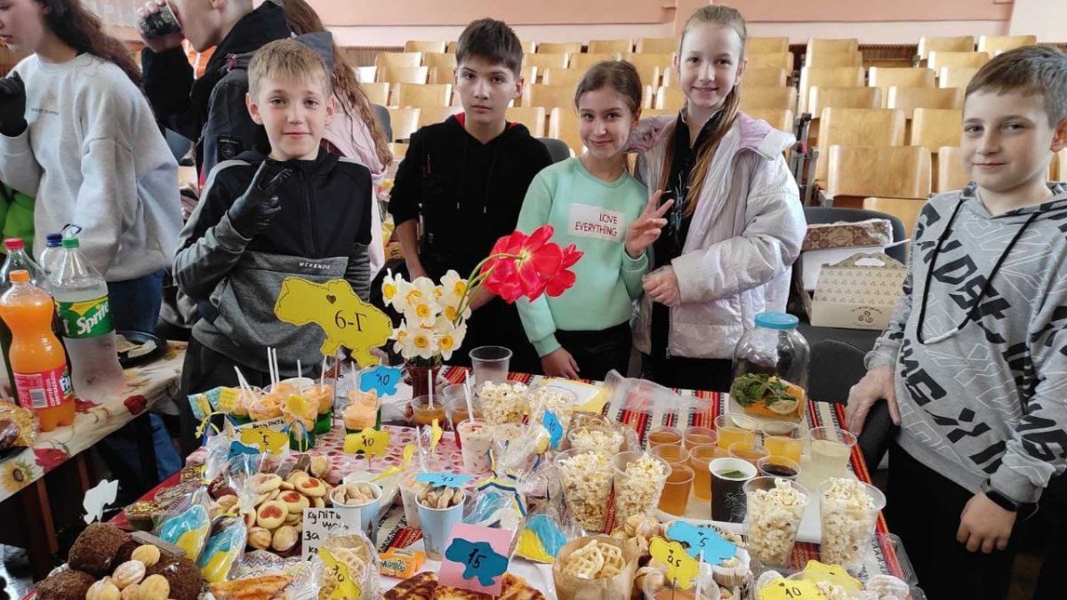 Учні Коломийського ліцею №4 організували благодійний ярмарок на підтримку ЗСУ 1