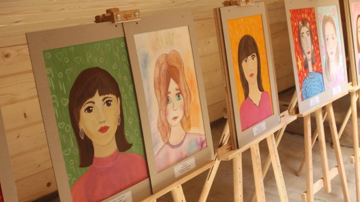 Юні митці презентували виставку "Все у світі починається з мами" 4