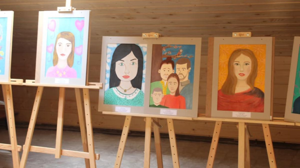 Юні митці презентували виставку "Все у світі починається з мами" 3