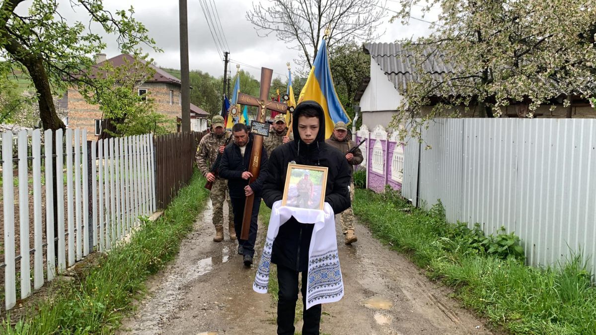 Надвірнянщина провела в останню дорогу Героя Івана Насадюка 4